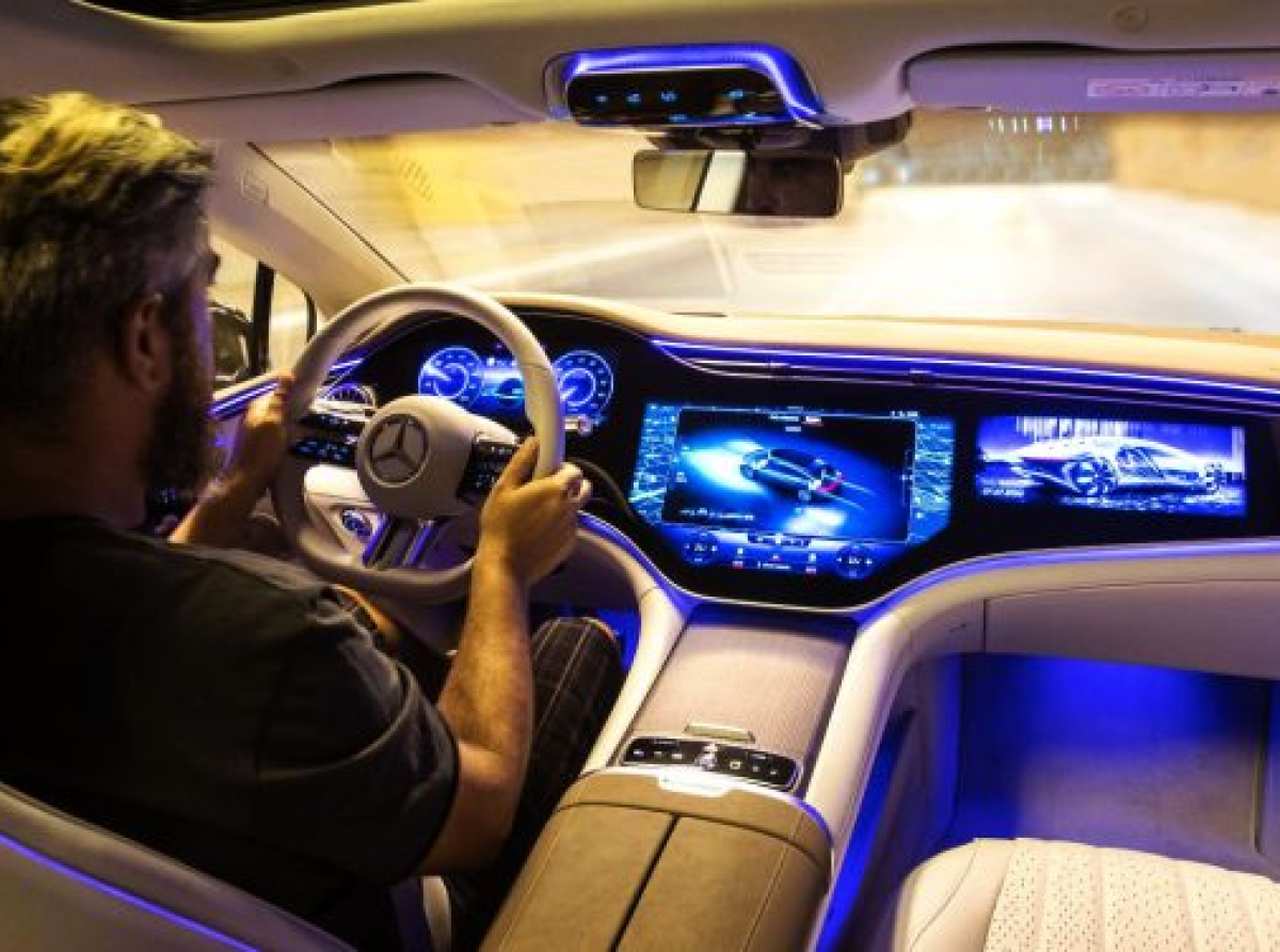 Μία-μία οι μεγάλες αυτοκινητοβιομηχανίες «κάνουν πίσω» για την ηλεκτροκίνηση – «Όπισθεν» και από την Mercedes-Benz