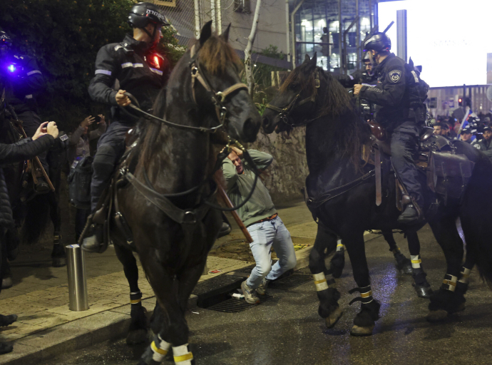 Εκτός ελέγχου οι διαδηλώσεις κατά του Μ.Νετανιάχου στο Ισραήλ: Έφιπποι αστυνομικοί μαστίγωναν διαδηλωτές! (βίντεο)