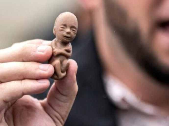Σατανικός ναός ισχυρίζεται πως η άμβλωση είναι μέρος τής θρησκείας τους στην προσπάθειά τους να ανατρέψουν τις απαγορεύσεις τών αμβλώσεων
