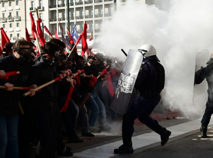 Διαδηλωτής γεμάτος αίματα στην TV: «Μην το κόψετε…», vid