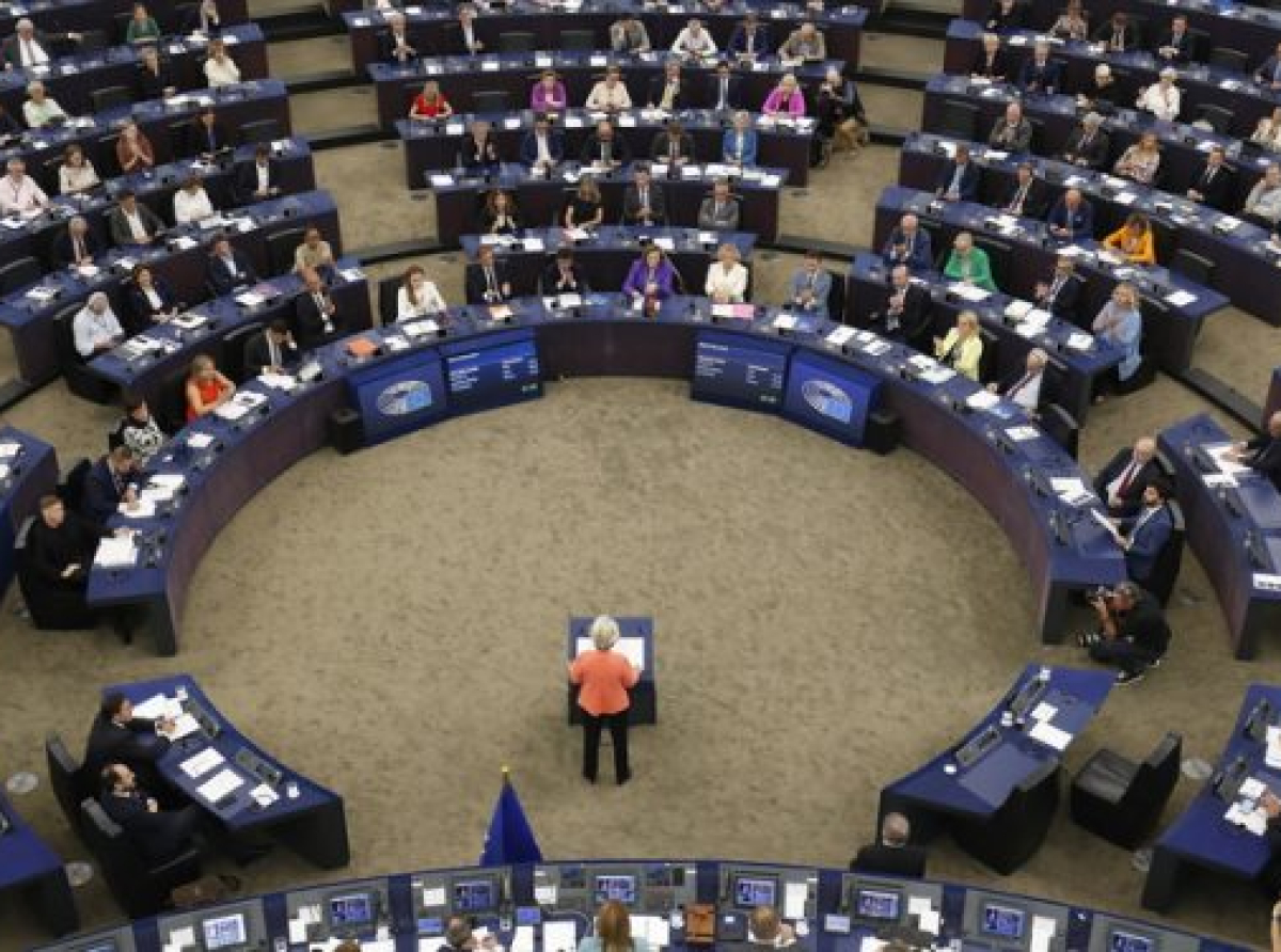 «Η Ευρώπη αυτοκτονεί»! Δραματικά λόγια μέσα στο Ευρωκοινοβούλιο – «ΣΙΩΠΗ» στην Ελλάδα, vid