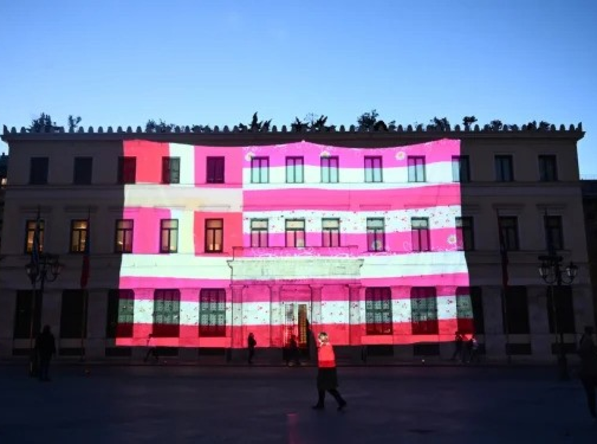 Δημαρχείο Αθήνας: «Ντύθηκε» με την ροζ ελληνική σημαία της Γεωργίας Λαλέ