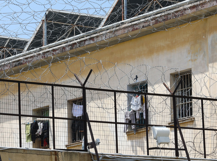 Φυλακές Κορυδαλλού: Χειροπέδες σε σωφρονιστικό υπάλληλο που έκρυβε κινητά και ναρκωτικά σε διπλό πάτο κατσαρόλας