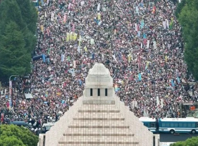 Εκατοντάδες χιλιάδες Ιάπωνες στους δρόμους κατά των σχεδίων της κυβέρνησης να επικυρώσει τη συνθήκη ΠΟΥ – Στην Ελλάδα «πέρα βρέχει…»